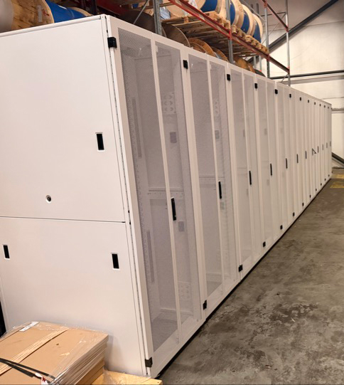 Panduit racks klar til levering som en del af en Unversal Aisle Containment løsning i et datacenter.